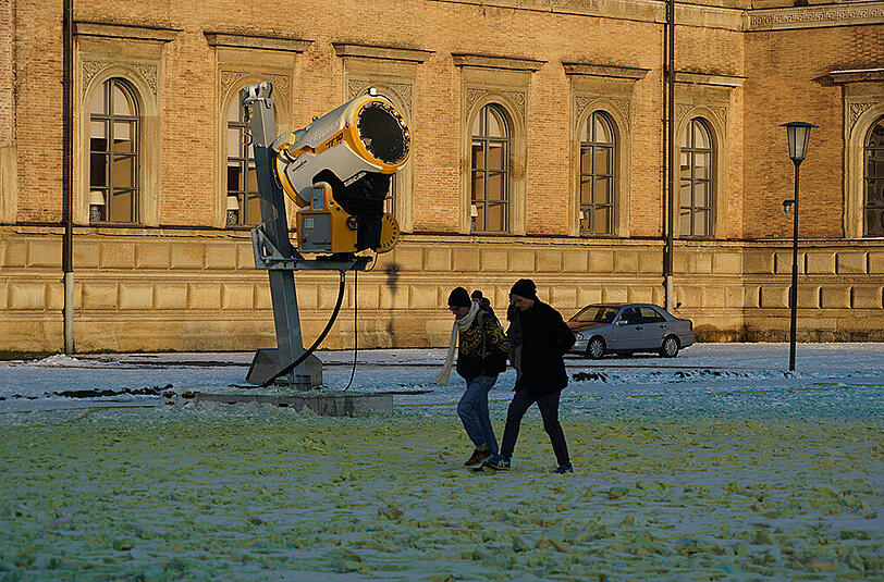 Farbige Winterlandschaft vor der Alten Pinakothek: Seit Montagmittag versprühen die Schneekanonen eingefärbten Schnee.
