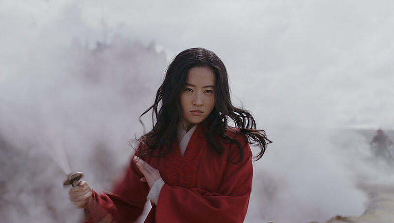Yifei Liu als Mulan. Yifei Liu als Mulan.