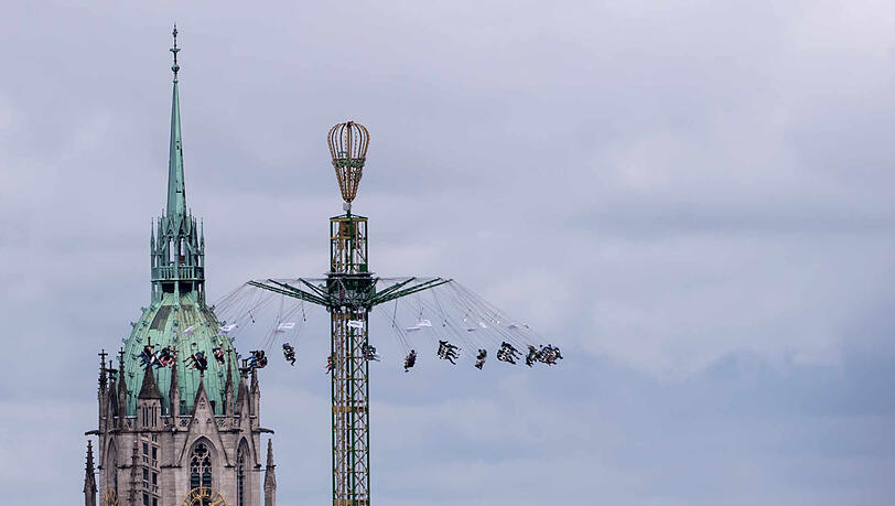 Das Kettenkarussell der Wiesn. Im Hintergrund: Die Paulskirche. Das Kettenkarussell der Wiesn. Im Hintergrund: Die Paulskirche.