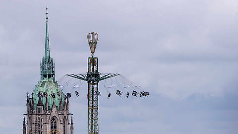 Das Kettenkarussell der Wiesn. Im Hintergrund: Die Paulskirche.
