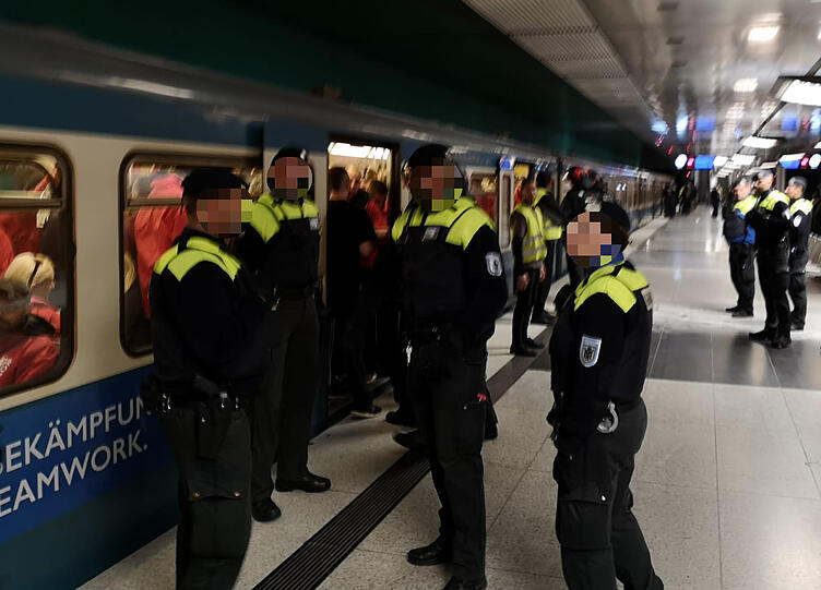 "Halle ist 'ne schöne Stadt, da muss man sich benehmen, drum fahren wir nach München und benehmen uns daneben", sang ein HFC-Fan auf der Rolltreppe zum Untergeschoss der U-Bahn-Station am Wettersteinplatz. Leider taten dies viele seiner "Kollegen": Sie benahmen sich daneben!