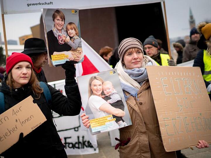 Die Gewerkschaft Verdi und der Beamtenbund dbb fordern sechs Prozent mehr Gehalt, mindestens aber 200 Euro pro Monat mehr.