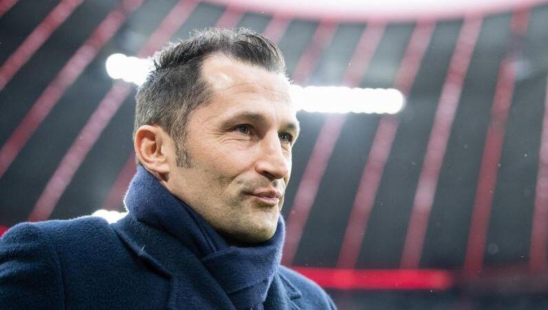 Hasan Salihamidzic, Sportdirektor vom FC Bayern, steht vor Spielbeginn am Spielfeldrand. Foto: Matthias Balk/dpa Hasan Salihamidzic, Sportdirektor vom FC Bayern, steht vor Spielbeginn am Spielfeldrand. Foto: Matthias Balk/dpa