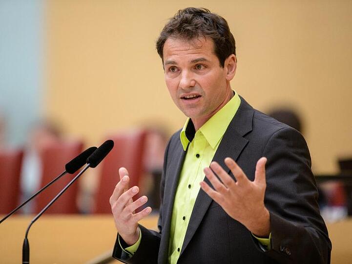 Der Landtagsabgeordnete Martin Stümpfig (Bündnis 90/Die Grünen) spricht im Plenarsaal. Foto: Matthias Balk/dpa/Archivbild