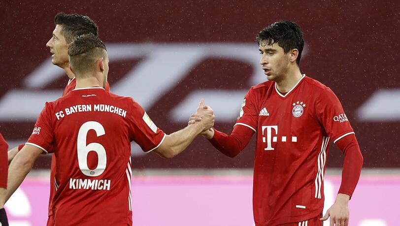 Handshake mit dem Mittelfeld-Chef: Marc Roca (r.) durfte gegen Hoffenheim an der Seite von Joshua Kimmich agieren.
