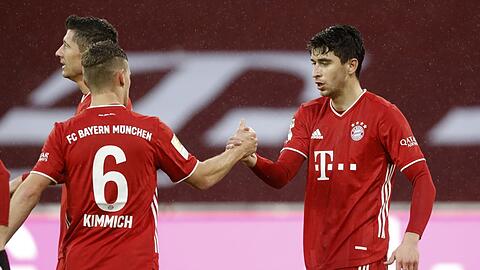 Handshake mit dem Mittelfeld-Chef: Marc Roca (r.) durfte gegen Hoffenheim an der Seite von Joshua Kimmich agieren.