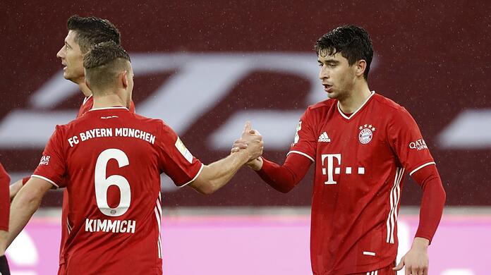 Handshake mit dem Mittelfeld-Chef: Marc Roca (r.) durfte gegen Hoffenheim an der Seite von Joshua Kimmich agieren.