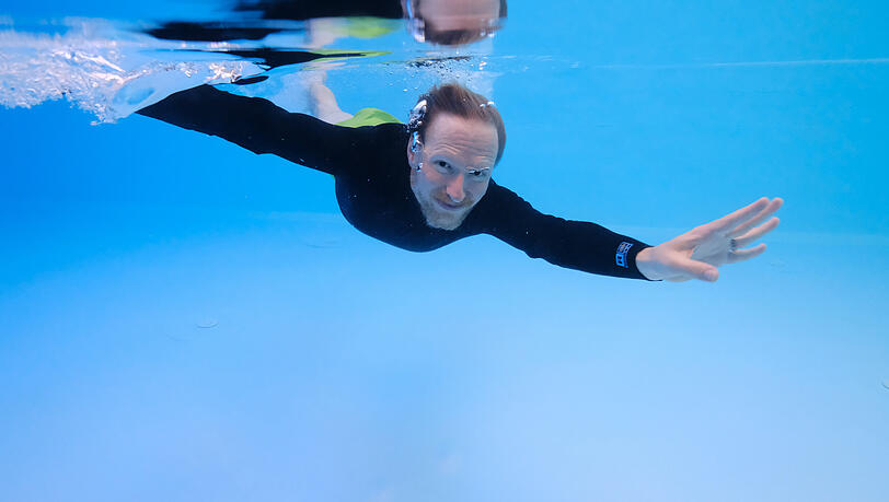 Wasser ist sein Element : Lieber heute als morgen würde Sebastian Korp wieder Schwimmkurse für Kinder anbieten können. Wasser ist sein Element : Lieber heute als morgen würde Sebastian Korp wieder Schwimmkurse für Kinder anbieten können.