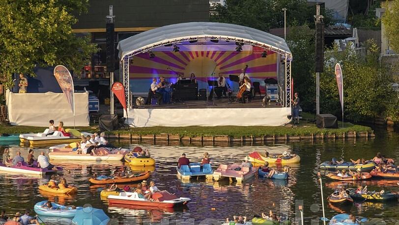 Ein kontaktarmes Open Air der Nürnberger Staatsphilharmonie auf dem dortigen Dutzendteich