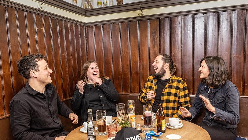 Machen Pop und Rock mit Tiefgang: Karin Rabhansl (2.v.l.) und ihre Band Joschi Joachimsthaler (2.v.r.), Julia Fischer und Simon Weber. Die Musikerin aus Niederbayern singt am liebsten im Dialekt. Zum heutigen Tag der Muttersprache erzählt sie in der AZ, was das Bairische für sie so besonders macht. Der Internationale Tag der Muttersprache der Unesco wird seit 2000 weltweit am 21. Februar begangen.