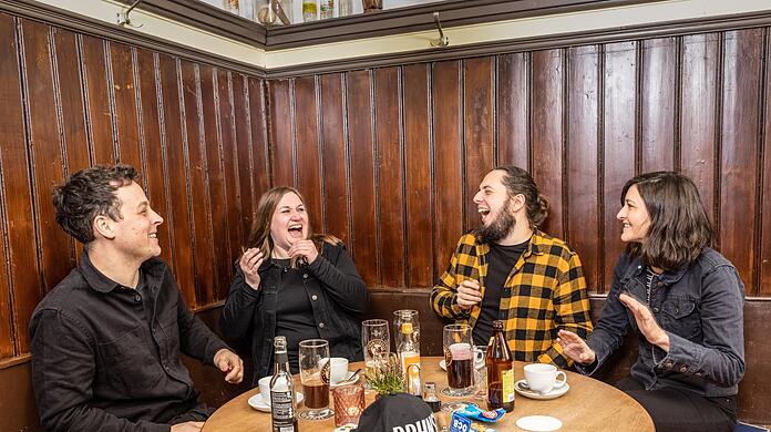 Machen Pop und Rock mit Tiefgang: Karin Rabhansl (2.v.l.) und ihre Band Joschi Joachimsthaler (2.v.r.), Julia Fischer und Simon Weber. Die Musikerin aus Niederbayern singt am liebsten im Dialekt. Zum heutigen Tag der Muttersprache erzählt sie in der AZ, was das Bairische für sie so besonders macht. Der Internationale Tag der Muttersprache der Unesco wird seit 2000 weltweit am 21. Februar begangen.