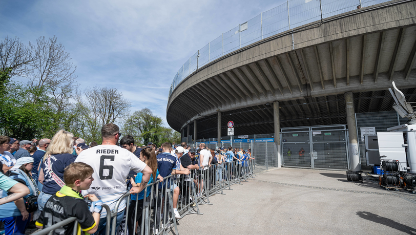 Das lange Warten: Fans vor verschlossenen Türen hinter der Westkurve am Samstagmittag.