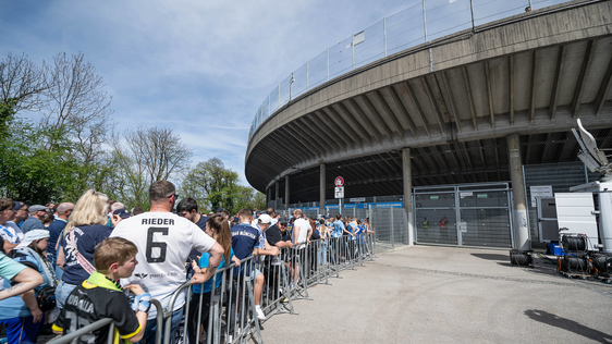 Das lange Warten: Fans vor verschlossenen Türen hinter der Westkurve am Samstagmittag.
