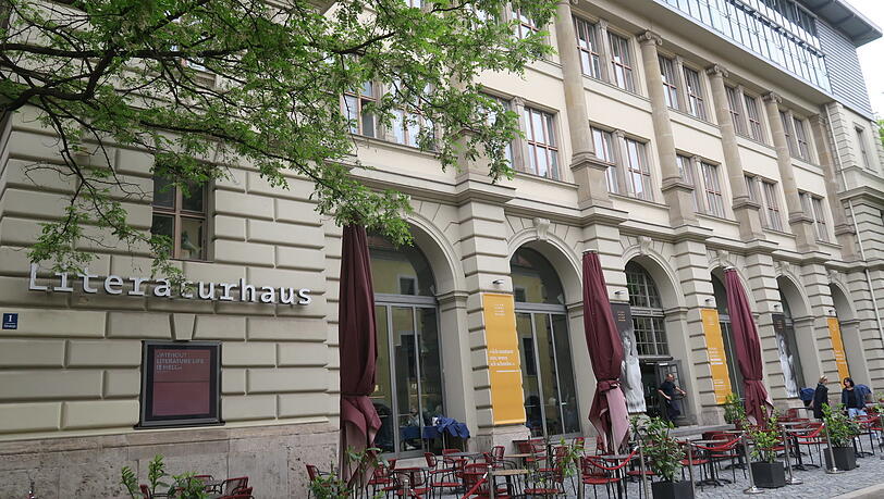 Im Literaturhaus kann man auch wieder genussvoll einkehren: Nach über dreimonatiger Renovierung hat die Brasserie wieder auf. Im Literaturhaus kann man auch wieder genussvoll einkehren: Nach über dreimonatiger Renovierung hat die Brasserie wieder auf.