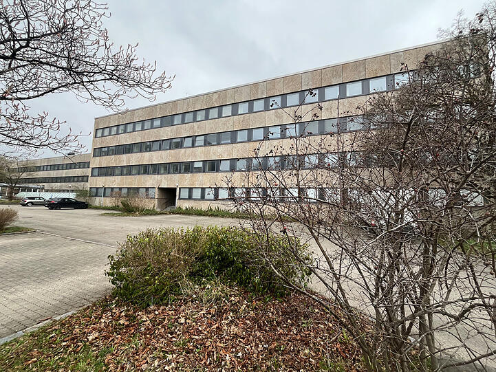 Derzeit arbeiten in der Lazarettstraße 67 noch Staatsbedienstete der Immobilien Bayern. Aber nicht mehr lange. Der 70er-Jahre-Bau wird abgerissen.