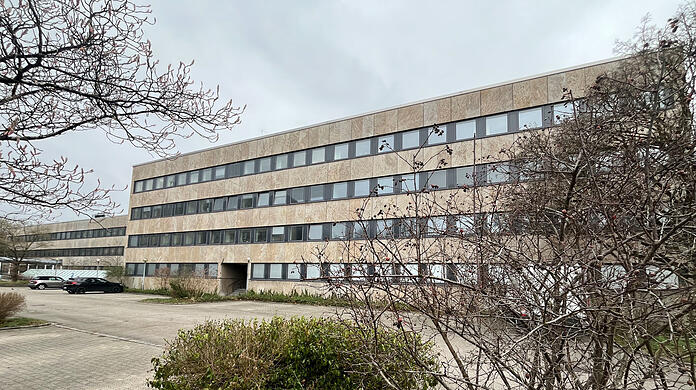 Derzeit arbeiten in der Lazarettstraße 67 noch Staatsbedienstete der Immobilien Bayern. Aber nicht mehr lange. Der 70er-Jahre-Bau wird abgerissen.