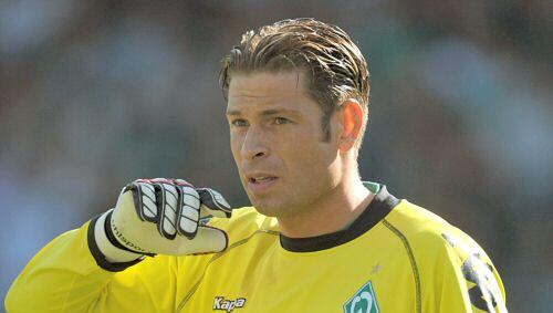 Böser Junge muss zahlen: Werder -Keeper Tim Wiese. Böser Junge muss zahlen: Werder -Keeper Tim Wiese.