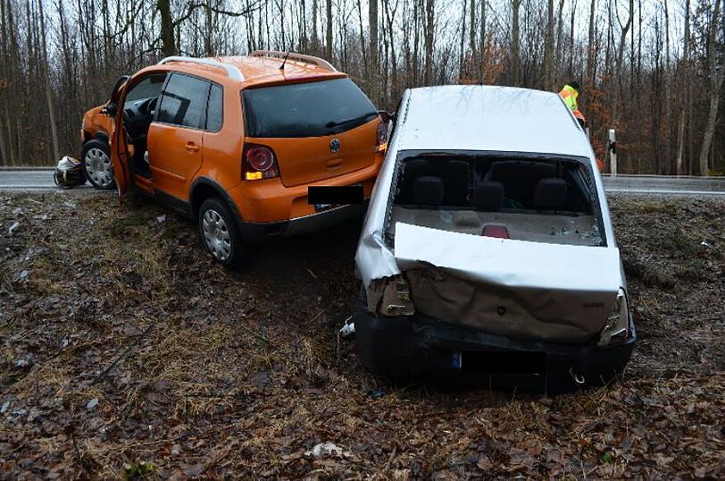 Die Autos kamen bei Blitzeis von der Straße ab.