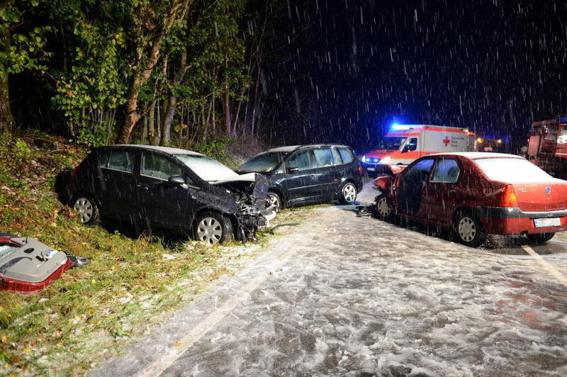 Unfall auf schneeglatter Fahrbahn bei Ruhpolding. Die Bilder vom Rettungseinsatz.