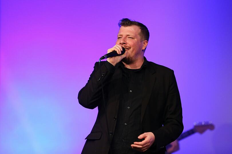 Der Münchner Newcomer Adriano Prestel begeisterte mit Band und starken Soulnummern.