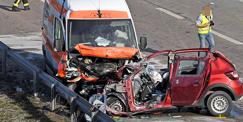 Zu einem schlimmen Verkehrsunfall kam es auf der B2 bei Germering. Dabei wurden eine Mutter und ihre zwei Kleinkinder schwer verletzt.