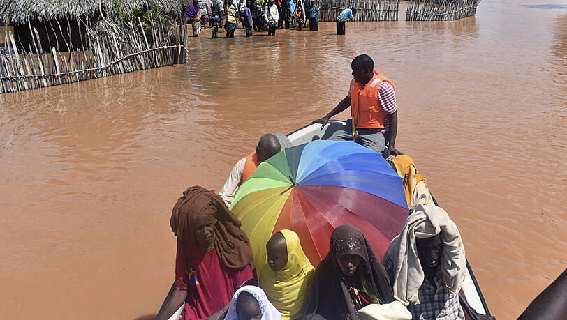 Ein überschwemmtes Dorf im Tana River County in Kenia wird evakuiert. In Ostafrika wurden im April Zehntausende Menschen durch überdurchschnittliche Regenfälle in die Flucht getrieben. Ein überschwemmtes Dorf im Tana River County in Kenia wird evakuiert. In Ostafrika wurden im April Zehntausende Menschen durch überdurchschnittliche Regenfälle in die Flucht getrieben.