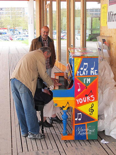 Das bunte Klavier kommt bei den Neuperlachern gut an: Sie spielen mit Freude sogar Chopin auf den Tasten, die für jedermann gedacht sind. Sehen Sie hier die Bilder...