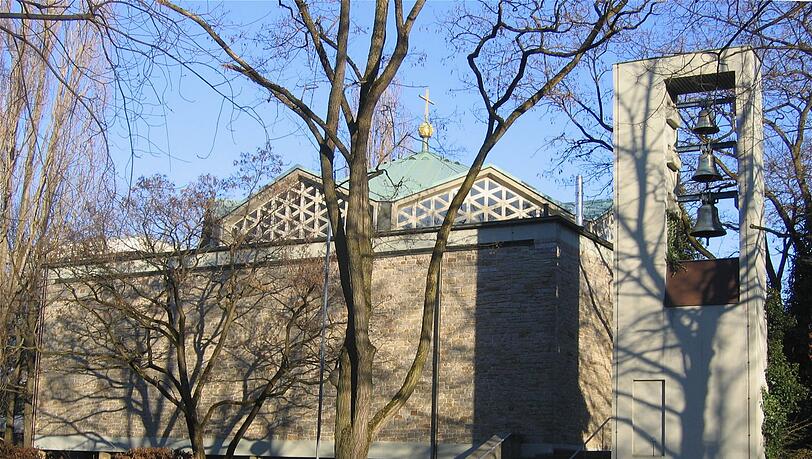 Beim Kirchturm der Nazarethkirche ist der Treffpunkt für den Kirchenbus. Beim Kirchturm der Nazarethkirche ist der Treffpunkt für den Kirchenbus.
