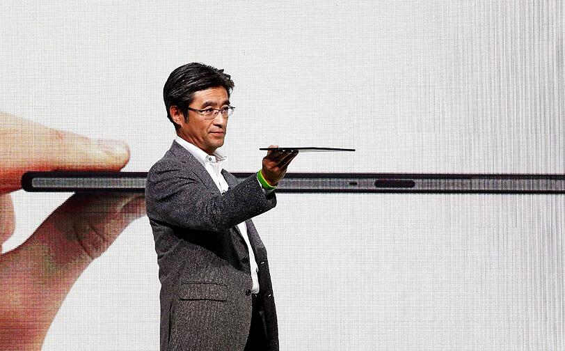 Das Xperia Z2 Tablet. Präsentiert wird es vom Präsidenten der Mobilen Kommunikation und CEO bei Sony, Kunimasa Suzuki beim Mobile World Congress in Barcelona.