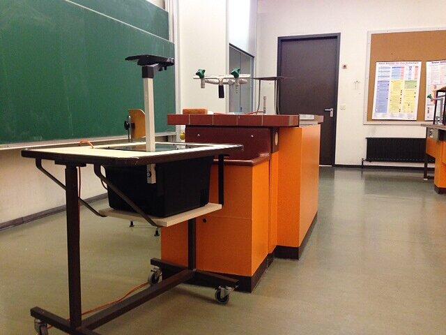 Das ist der Chemiesaal. Die gefährliche Flüssigkeit stand im Vorbereitungsraum nebenan.