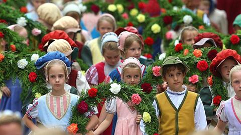 Teilnehmer beim historischen Tänzelfest in Kaufbeuren. Foto: Karl-Josef Hildenbrand/dpa/Archivbild