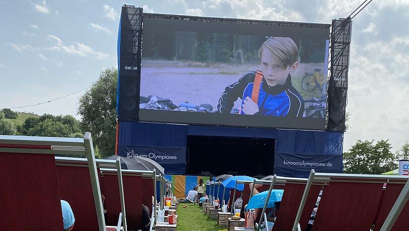 Beim Kinderkino. Beim Kinderkino.