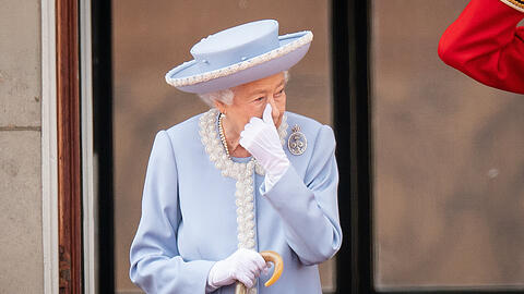 Donnerstagmittag: Die Queen zeigt sich auf den Balkon des Buckingham Palasts