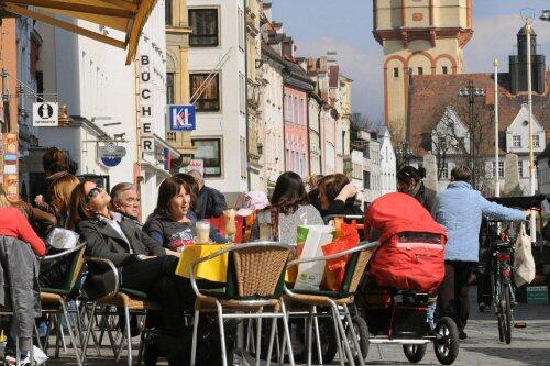 Mildes Maiwetter lädt ein zum Besuch eines Straßencafés