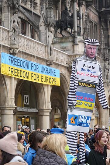"Putin to the Hague - Putin to Court": Deutlicher Protest auf dem Marienplatz.