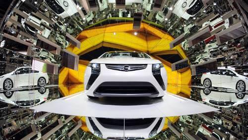 Sieht dieser Opel Ampera etwa nach Insolvenz aus? Auf dem Genfer Autosalon spürt man wenig von den Problemen Opels – doch eine Rettung ist noch immer fraglich. Sieht dieser Opel Ampera etwa nach Insolvenz aus? Auf dem Genfer Autosalon spürt man wenig von den Problemen Opels – doch eine Rettung ist noch immer fraglich.