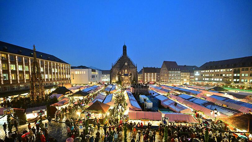 Der Nürnberger Christkindlesmarkt ist laut neuesten Erkenntnissen jünger als gedacht. (Archivbild)
