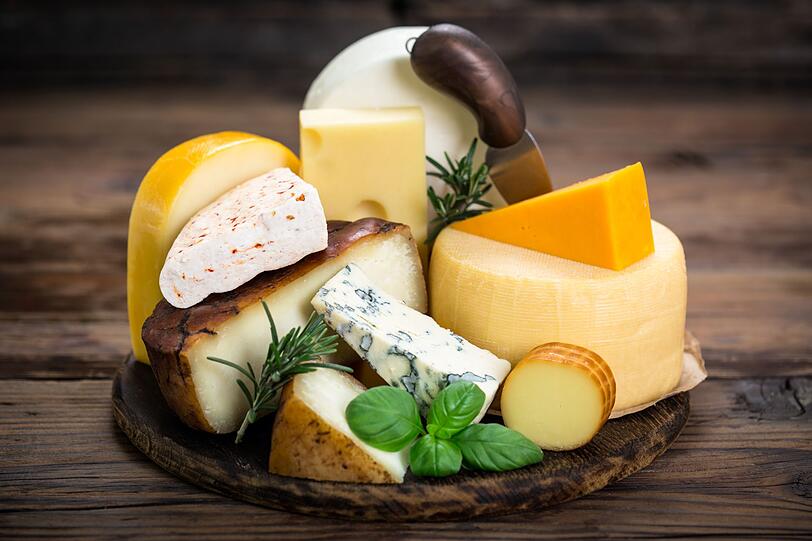 Als durch und durch gesund kann man höchstens Magerquark bezeichnen. Hüttenkäse weist unter den echten Käsesorten eine vertretbare Nährstoffbilanz auf. Damit endet die Aufzählung gesunder Käsesorten aber auch schon. Für die meisten anderen Sorten gilt, dass man sie nur in Maßen genießen sollte. Vor allem mit Diätzielen ist Käsegenuss kaum vereinbar. Als durch und durch gesund kann man höchstens Magerquark bezeichnen. Hüttenkäse weist unter den echten Käsesorten eine vertretbare Nährstoffbilanz auf. Damit endet die Aufzählung gesunder Käsesorten aber auch schon. Für die meisten anderen Sorten gilt, dass man sie nur in Maßen genießen sollte. Vor allem mit Diätzielen ist Käsegenuss kaum vereinbar.