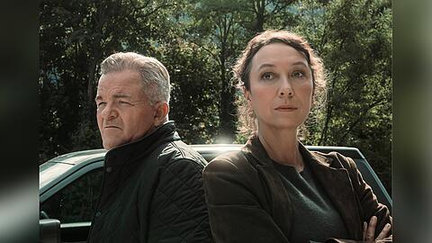 "Tiroler Blut: Am Abgrund": Anna Gruber (Allegra Tinnefeld, r.) legt sich mit dem Unternehmer Renner (Cornelius Obonya) an.