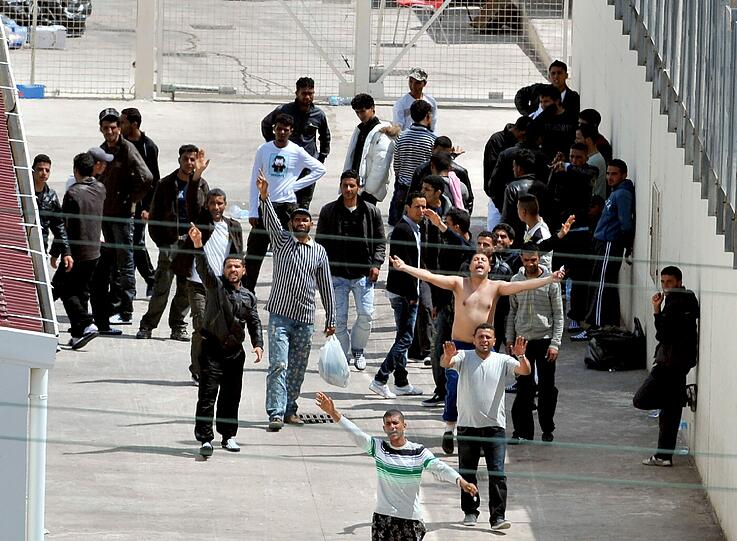 Die Proteste im Auffanglager auf Lampedusa werden immer erbitterter: Die tunesischen Flüchtlinge fürchten nach der langen Flucht wieder abgeschoben zu werden.