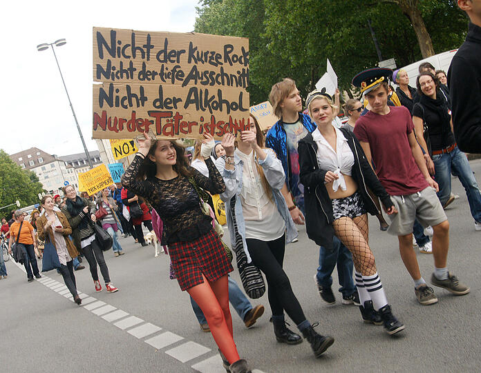 Beim Slutwalk in München haben heute rund 200 Menschen unter dem Motto "Nein heißt Nein" gegen Diskriminierung und Sexismus demonstriert. Sie stellen sich damit gegen sexualisierte Gewalt sowie gegen Vergewaltigungsmythen und -verharmlosungen.