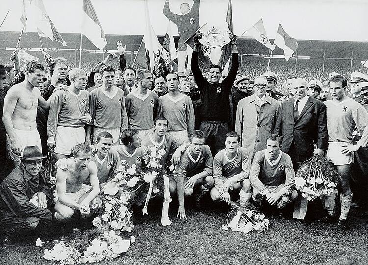 Die alten Zeiten, der größte Erfolg: Radenkovic & Co. feiern den Meistertitel 1966.