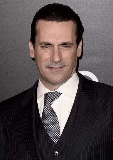 Jon Hamm: &bdquo;Ich mag Kinder, aber ich mag auch die Option, die Türe zu machen zu können. Eltern zu werden ist ein ganz anderes Leben und es hört nie auf.&ldquo;