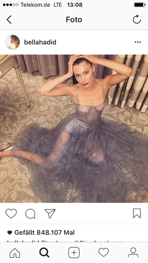 Auch eine Art, die Unterhose zu präsentieren: Topmodel Bella Hadid trägt das Trend-Teil unter einem sehr durchsichtigen Kleid.