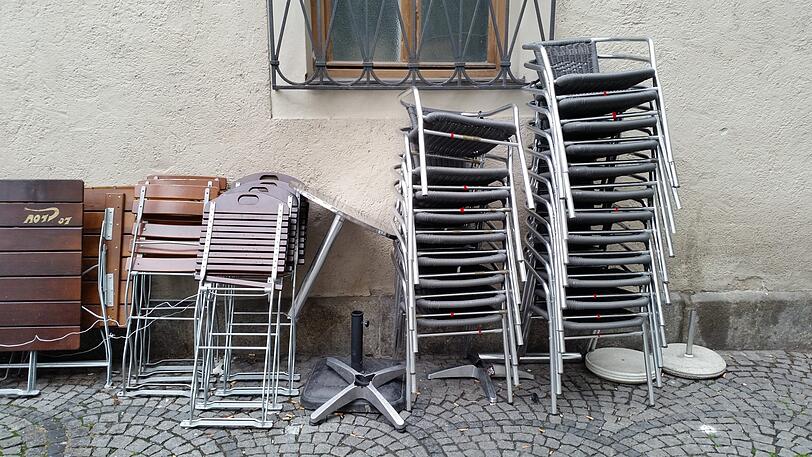 Der betrunkene Münchner beschädigte einen Stehtisch.