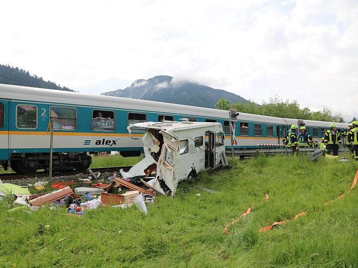 Zug kollidiert mit Wohnmobil Foto: Benjamin Liss