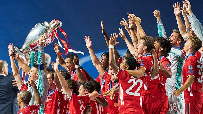 Die Bayern jubeln mit dem Champions-League-Pokal.