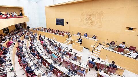 Damit der bayerische Landtag nicht noch größer wird, fordert die FDP eine Wahlrechtsreform. (Archivbild)