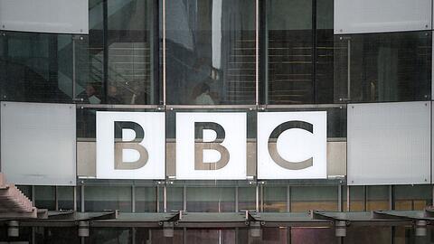 Das Sender-Logo am Eingang der britischen Rundfunkanstalt BBC in London.