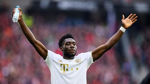 Alphonso Davies jubelt nach einem Spiel.